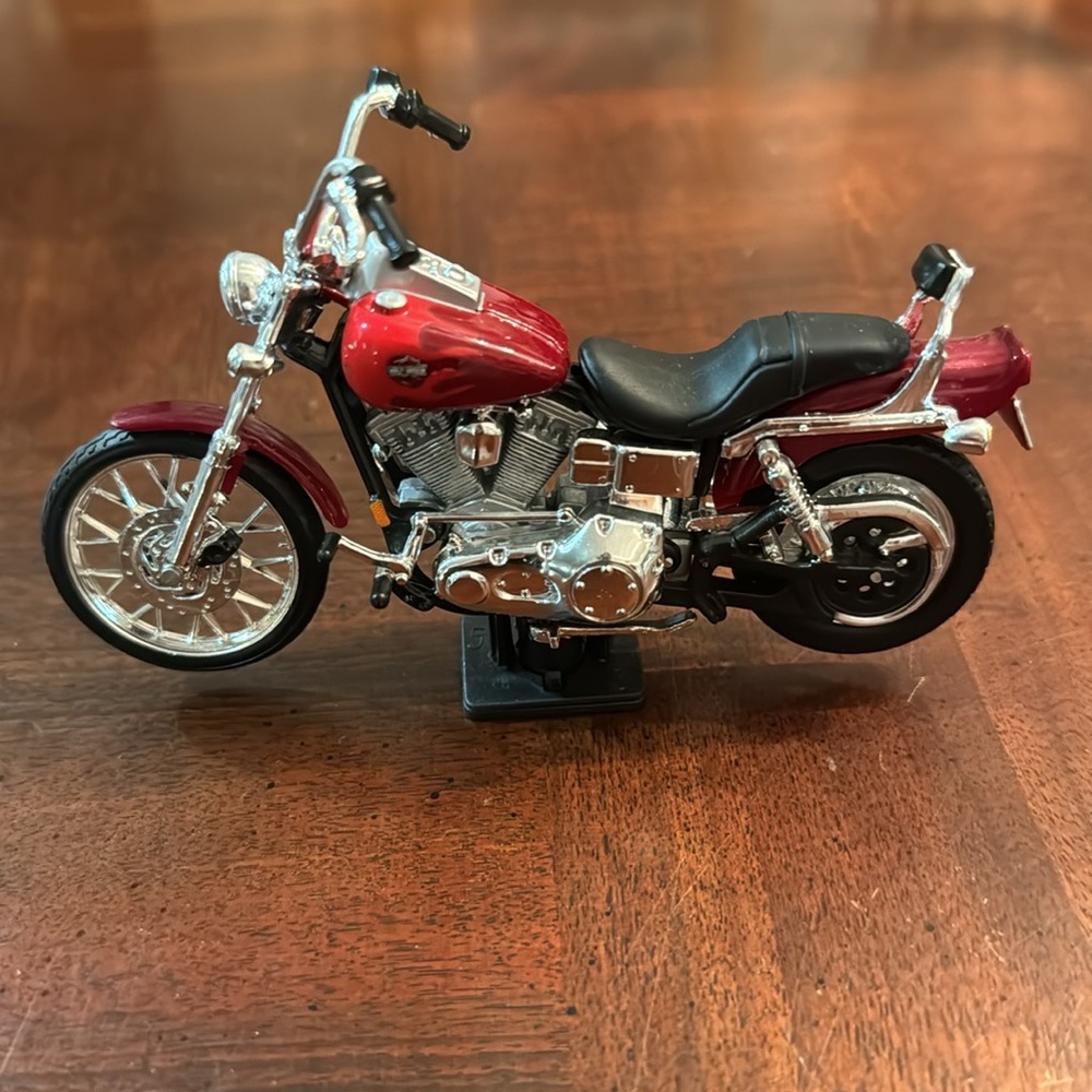 Maisto Dyna Wide Glide  Die Cast Metal Harley Davidson Official Licensed